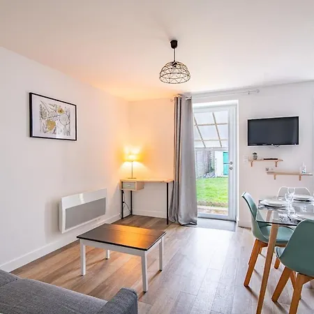 La Tisserande, Pratique Et Proche Du Puydufou