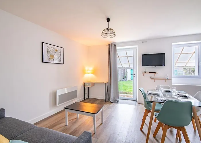 La Tisserande, Pratique Et Proche Du Puydufou